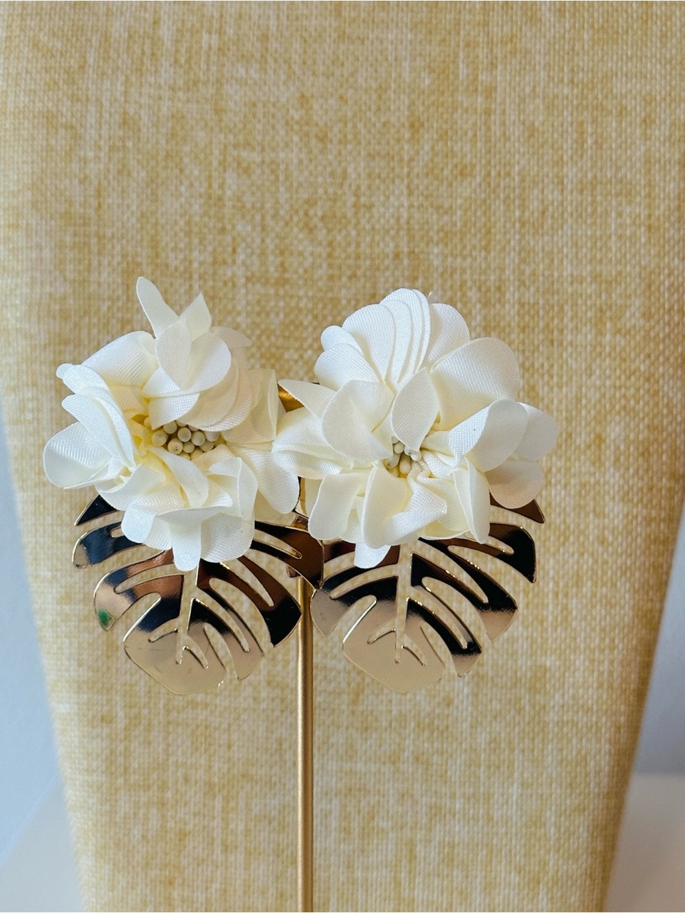 Fashion Jewelry Cream Floral Earrings with Gold Leaf